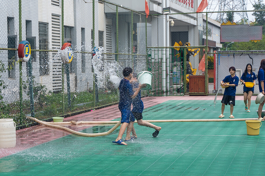 泼水节